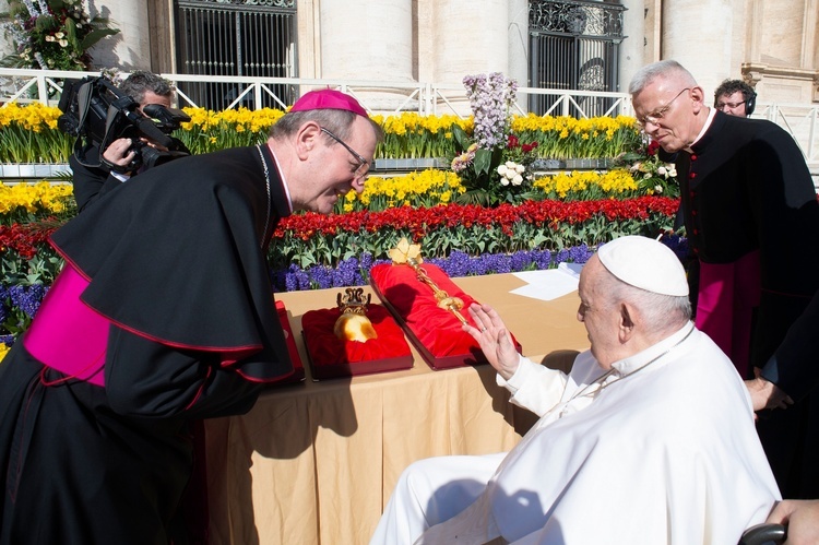 Papież Franciszek błogosławi insygnia królewskie oraz różę dla Matki Bożej Pocieszenia.