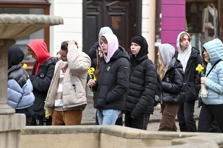 Żółty marsz żonkili z Pola Nadziei przeszedł przez Świdnicę