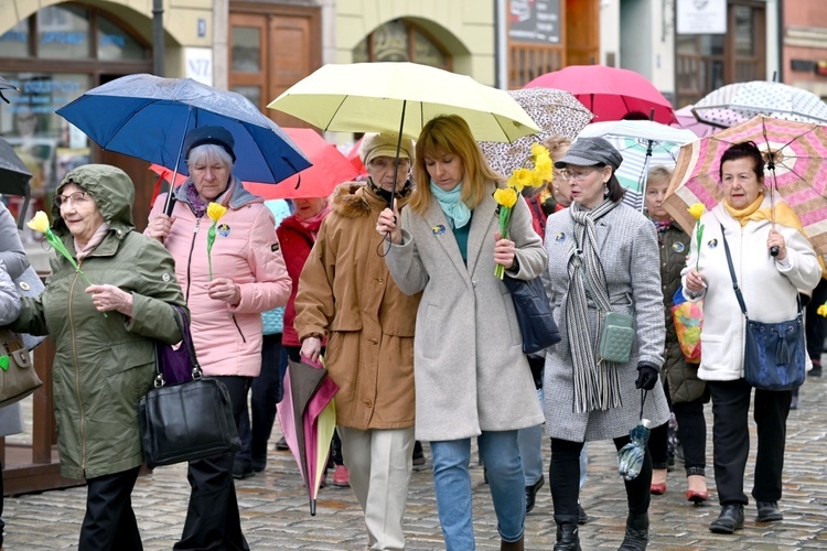 Żółty marsz żonkili z Pola Nadziei przeszedł przez Świdnicę