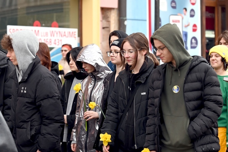 Żółty marsz żonkili z Pola Nadziei przeszedł przez Świdnicę