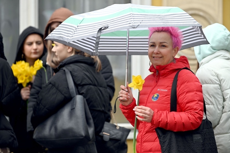 Żółty marsz żonkili z Pola Nadziei przeszedł przez Świdnicę