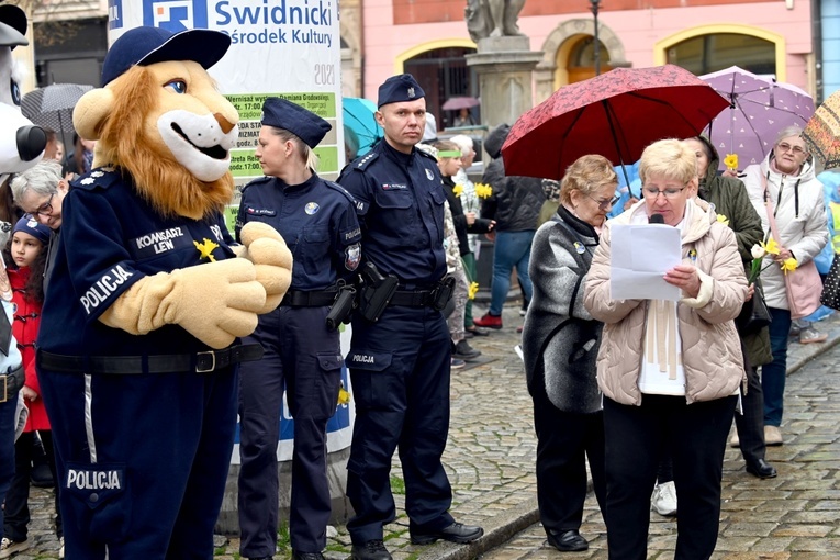 Żółty marsz żonkili z Pola Nadziei przeszedł przez Świdnicę