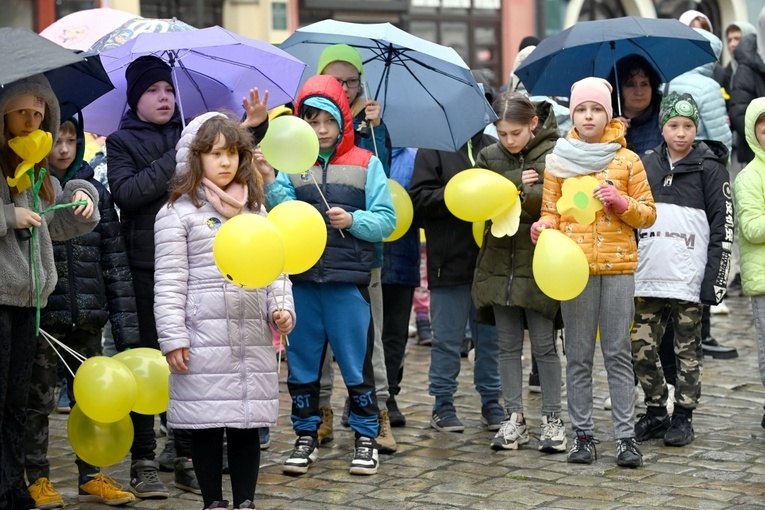 Żółty marsz żonkili z Pola Nadziei przeszedł przez Świdnicę