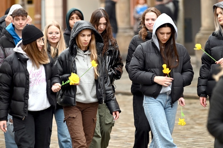Żółty marsz żonkili z Pola Nadziei przeszedł przez Świdnicę