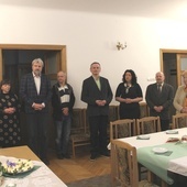 Życzenia obecnym złożył kapelan klubu ks. Krzysztof Ćwiek. Leszek Wianowski czwarty od lewej.