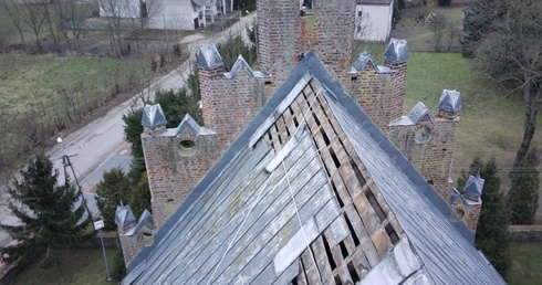 Dach na kościele w Gołyminie ucierpiał w czasie wichury w lutym 2022 r.