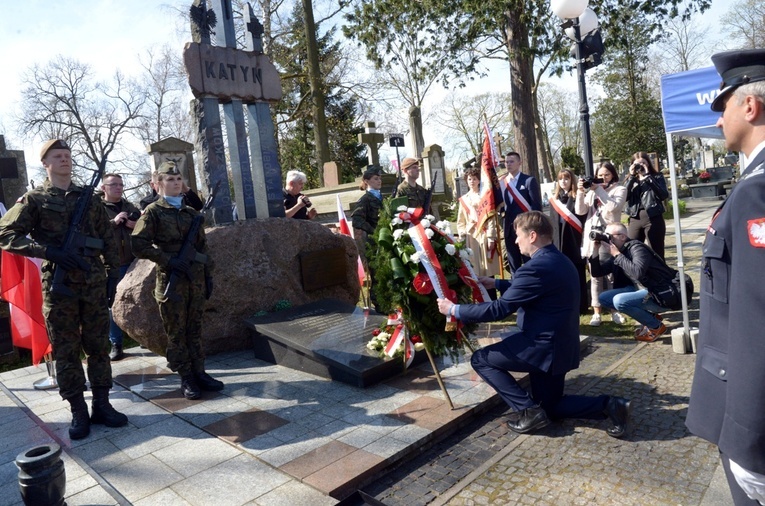 Przy Pomniku Katyńskim na cmentarzu rzymskokatolickim przy ul. Limanowskiego w Radomiu złożono wieńce i wiązanki kwiatów.