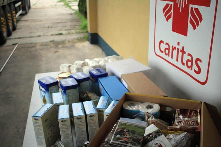 Załadunek transportu darów Caritas do Odessy