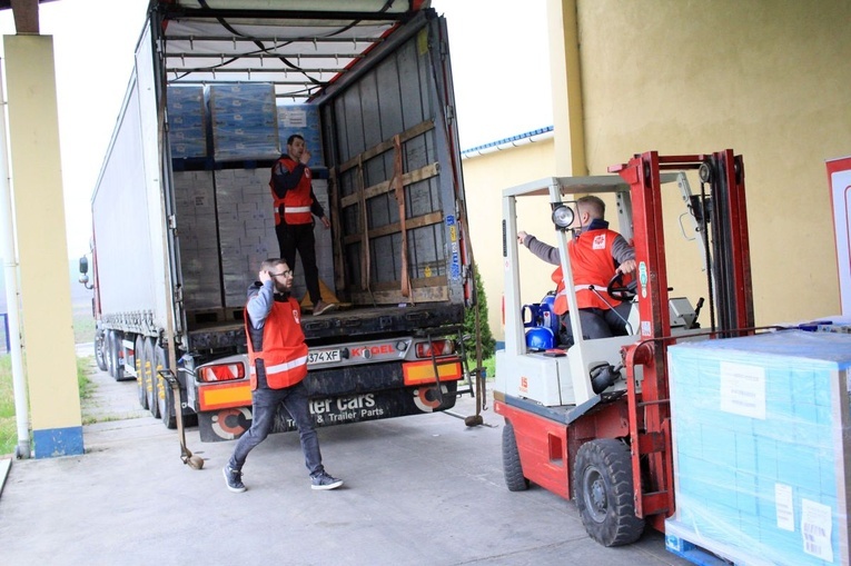 Załadunek transportu darów Caritas do Odessy