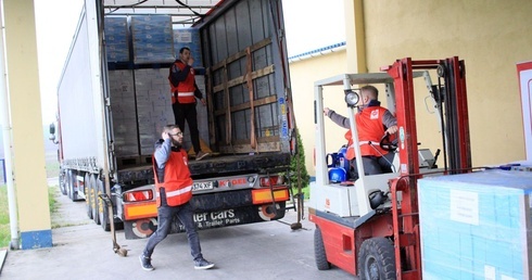 Załadunek transportu darów Caritas do Odessy