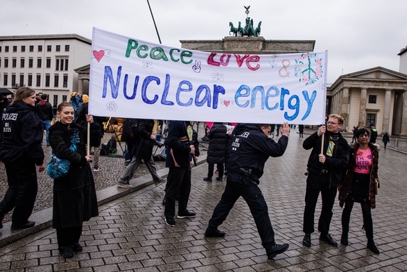 Niemcy zamykają ostatnie elektrownie atomowe, w Berlinie demonstracje przeciwników i zwolenników