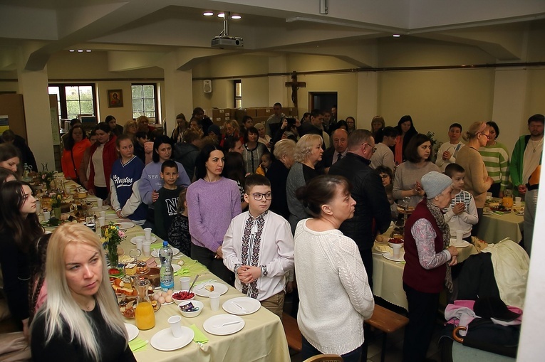 Śniadanie wielkanocne w cerkwi