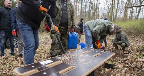 Ławeczka pamięci na wysprzątanym cmentarzu