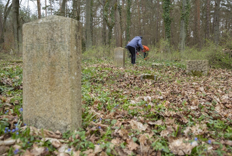 Sprzątanie cmentarza w Jankowie