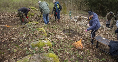 Sprzątanie cmentarza w Jankowie