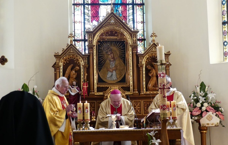 Bp Piotr Greger u kęckich sióstr zmartwychwstanek 2023