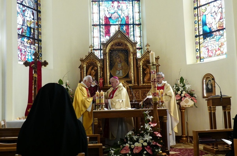 Bp Piotr Greger u kęckich sióstr zmartwychwstanek 2023