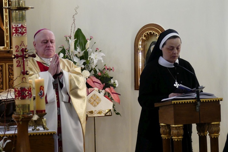 Bp Piotr Greger u kęckich sióstr zmartwychwstanek 2023