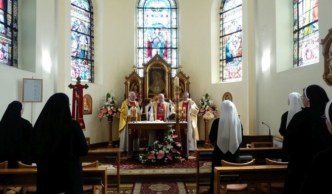 Wielkanocna Msza św. u kęckich sióstr zmartwychwstanek.