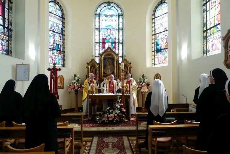 Wielkanocna Msza św. u kęckich sióstr zmartwychwstanek.