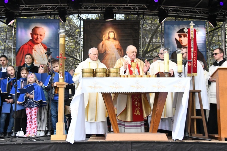 Kard. Nycz: Tę niedzielę upodobał sobie Jezus