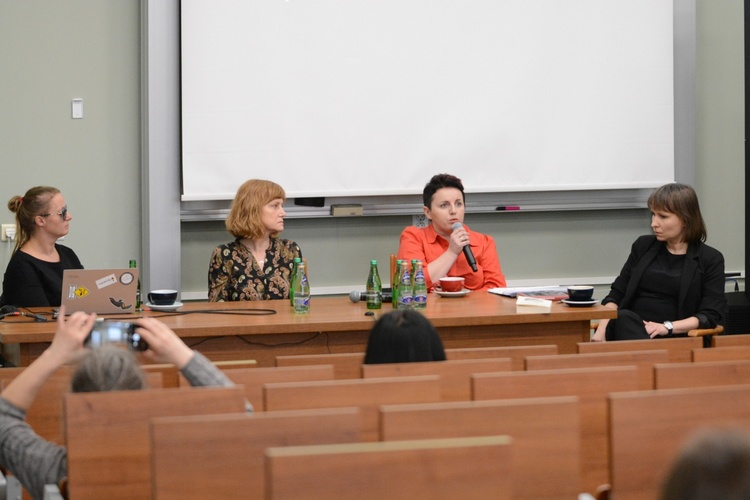 Konferencja pt. "Gdyby chciała to by odeszła"