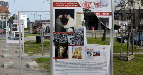 Gdańsk. Policja zatrzymuje sprawców dewastacji papieskiej wystawy