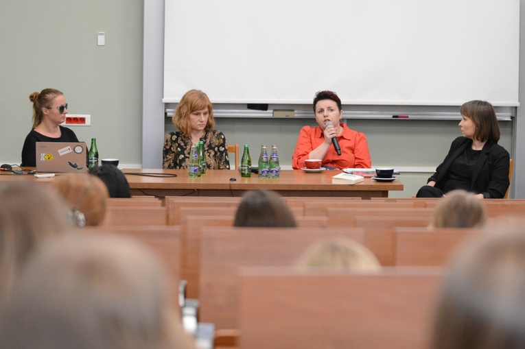 Konferencja pt. "Gdyby chciała to by odeszła"