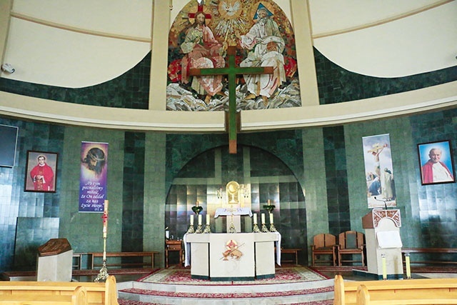 Ołtarz główny kościoła.