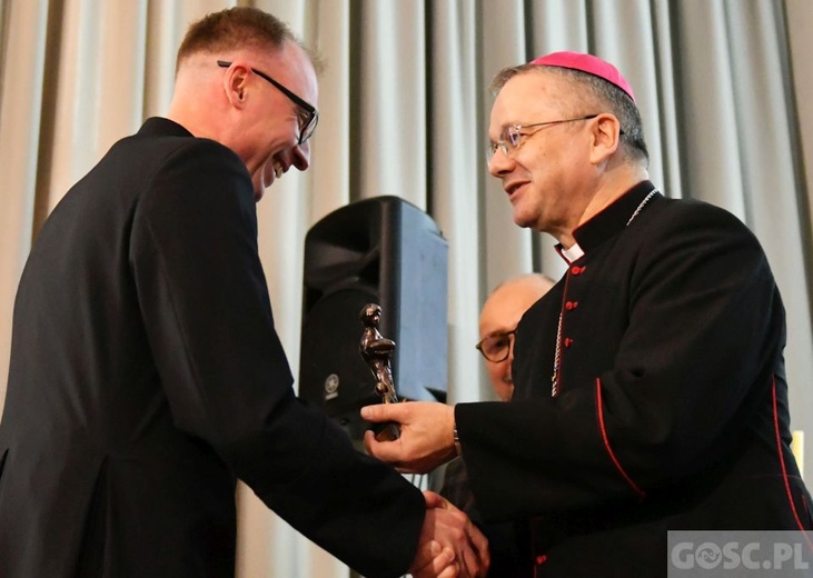 Statuetki "Człowiek Człowiekowi" wręczone