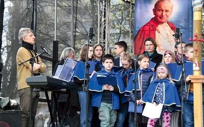 Podczas Mszy św. śpiewała schola z sanktuarium św. Józefa na Kole.