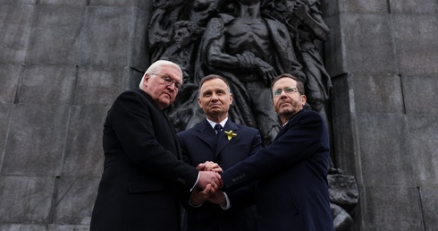 Niezwykłe spotkanie prezydentów Polski, Izraela i Niemiec przed Pomnikiem Bohaterów Getta w Warszawie