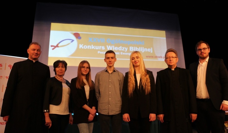 Od lewej ks. Marcin Rogala, Ewa Białkowska, przewodnicząca "Civitas Christiana"w diecezji, laureaci: Maja Wołąkiewicz, Antoni Bąk i Maja Sałek oraz ks. Jacek Kucharski i Tomasz Sar, koordynator konkursu w diecezji.