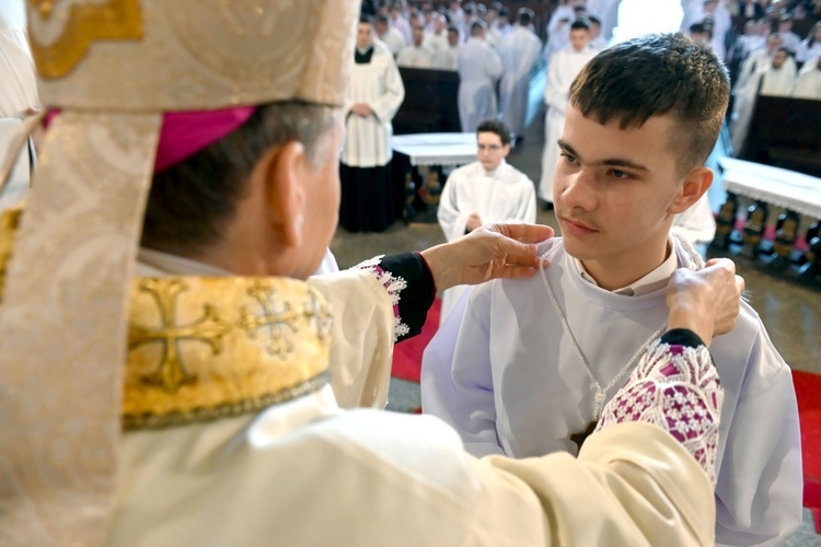 Promocja ceremoniarzy i lektorów w świdnickiej katedrze 