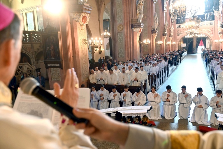 Promocja ceremoniarzy i lektorów w świdnickiej katedrze 