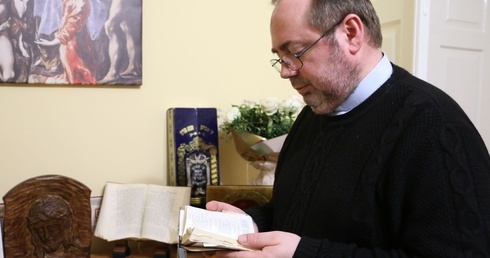 - Pismo Święte w dłoniach wierzącego to skarb warty życia - przekonuje ks. dr Jarosław Kwiatkowski, diecezjalny moderator Dzieła Biblijnego.