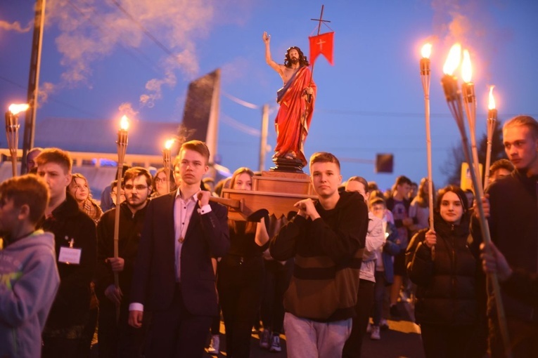 Droga światła z figurą Zmartwychwstałego.