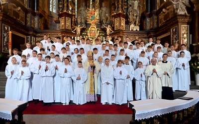 Grupowe zdjęcie nowo mianowanych lektorów.