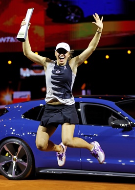 Turniej WTA w Stuttgarcie - Świątek pokonała w finale Sabalenkę 