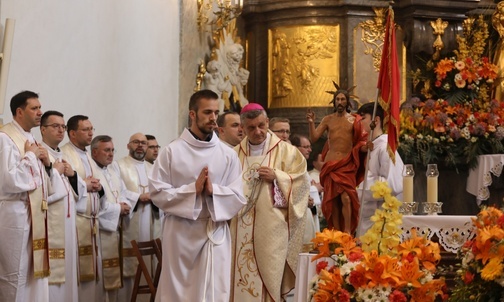 Maturzystom towarzyszyli liczni księża katecheci.