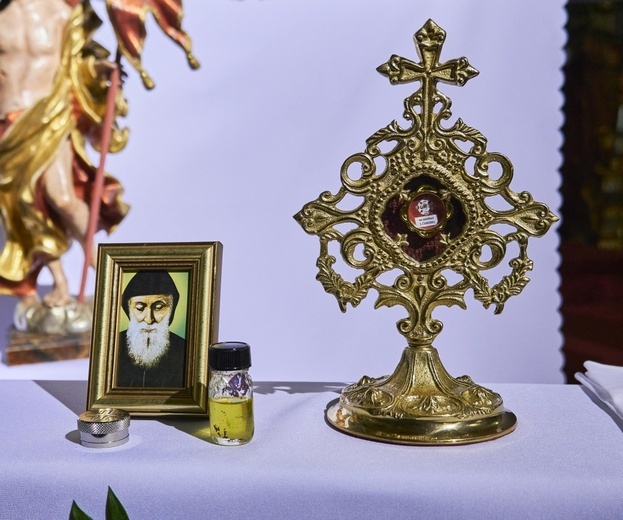 Świerki. Wprowadzenie relikwii św. Charbela i św. Stanisława Papczyńskiego