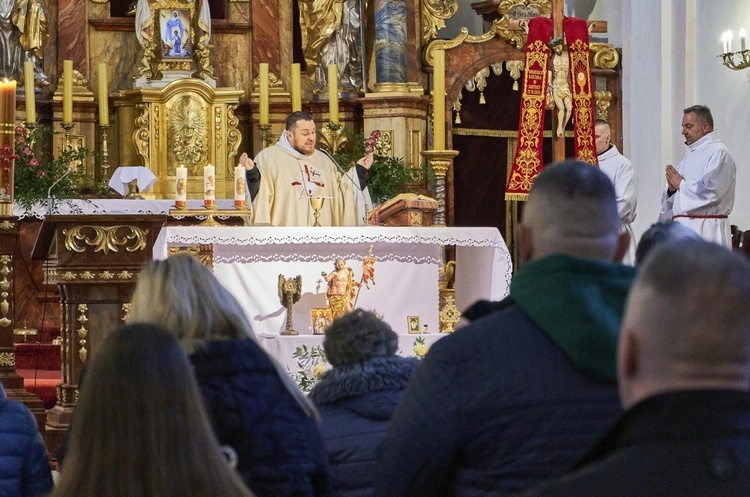 Świerki. Wprowadzenie relikwii św. Charbela i św. Stanisława Papczyńskiego