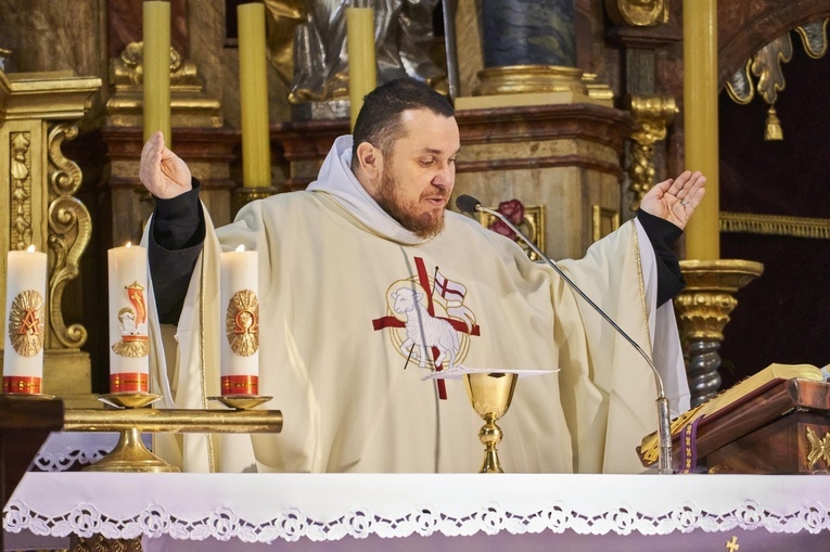 Świerki. Wprowadzenie relikwii św. Charbela i św. Stanisława Papczyńskiego