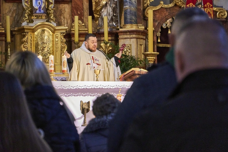 Świerki. Wprowadzenie relikwii św. Charbela i św. Stanisława Papczyńskiego