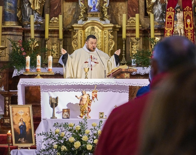 Świerki. Wprowadzenie relikwii św. Charbela i św. Stanisława Papczyńskiego