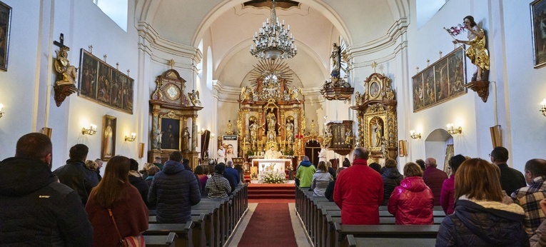 Świerki. Wprowadzenie relikwii św. Charbela i św. Stanisława Papczyńskiego