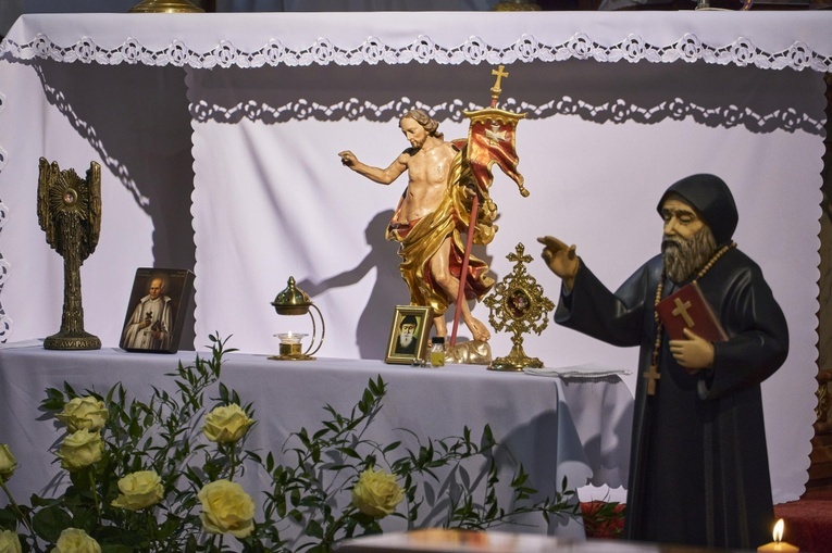 Świerki. Wprowadzenie relikwii św. Charbela i św. Stanisława Papczyńskiego