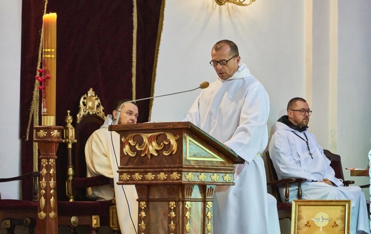 Świerki. Wprowadzenie relikwii św. Charbela i św. Stanisława Papczyńskiego