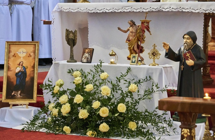 Świerki. Wprowadzenie relikwii św. Charbela i św. Stanisława Papczyńskiego