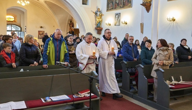 Świerki. Wprowadzenie relikwii św. Charbela i św. Stanisława Papczyńskiego